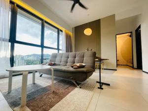 Urban Suites Stylish 3BR in Georgetown with Stunning Seaview的休息区