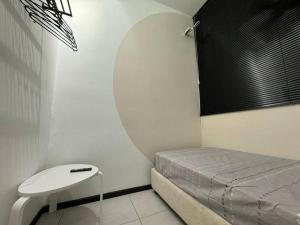 Urban Suites Stylish 3BR in Georgetown with Stunning Seaview客房内的一张或多张床位