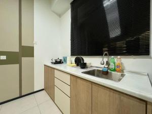 Urban Suites Stylish 3BR in Georgetown with Stunning Seaview的厨房或小厨房