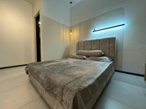 Urban Suites Stylish 3BR in Georgetown with Stunning Seaview客房内的一张或多张床位