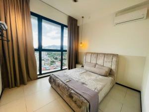 日落洞Urban Suites Stylish 3BR in Georgetown with Stunning Seaview的有大窗户的房间里的一张床