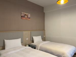 嘉義市的住宿－偶然行旅，一间客房内配有两张床的房间