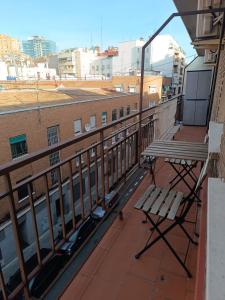 einen Balkon mit einer Bank auf einem Gebäude in der Unterkunft Bautiful and centrally located, Cuzco-Bernabeu in Madrid