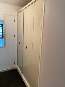 a room with white cabinets and a window at Résidence l'olympia in Montgenèvre