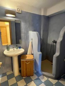 Koupelna v ubytování Krios Guesthouse + 28 fotografií