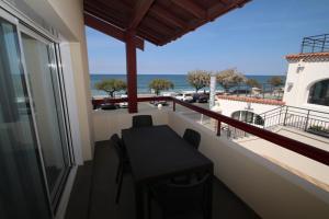 einen Balkon mit einem Tisch und Meerblick in der Unterkunft Résidence ITXASOA - Appartements, plage d'Hendaye in Hendaye