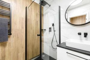 bagno con doccia e lavandino di Studio Apartment - Odra View&Witolda a Breslavia