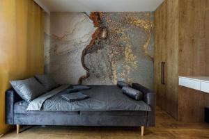 un divano nero in una stanza con un muro di Studio Apartment - Odra View&Witolda a Breslavia