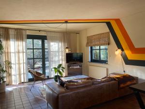 奧特洛的住宿－Stay Classy，客厅配有沙发和彩虹彩绘墙壁