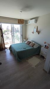 - une chambre avec un lit et une grande fenêtre dans l'établissement Santiago, à Paraná