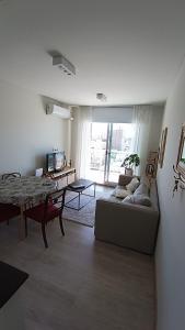 - un salon avec un canapé et une table dans l'établissement Santiago, à Paraná
