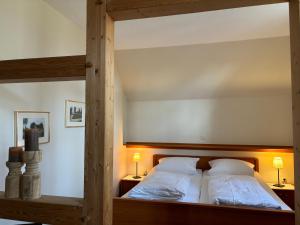 een slaapkamer met een stapelbed met 2 witte kussens bij Heitmann`s Gasthof in Kirchlinteln