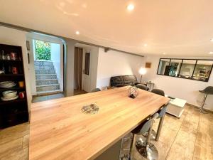 uma cozinha e sala de estar com um balcão de madeira em Le Camille charming with Garden 5 min CHU em Poitiers