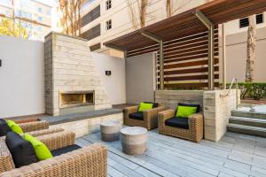 un patio con sillas de mimbre y chimenea en South Beach 1br w sun deck gym nr waterfront SFO-1658, en San Francisco