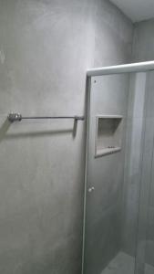 eine Duschkabine mit einer Glastür im Bad in der Unterkunft Loft Maria Helena I in Vila Velha