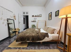 um quarto com uma cama com um cobertor em Tiny homes Ba Đình 02 em Hanói