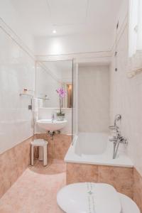 bagno con vasca, lavandino e doccia di Hotel Galileo a Firenze