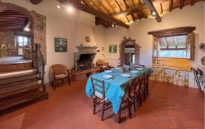 une salle à manger avec une table et une cheminée dans l'établissement Antico Casale di Ferdinandi, à Bibbiena