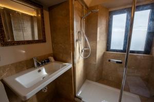 ein Bad mit einer Dusche, einem Waschbecken und einer Dusche in der Unterkunft Tuscan Palace - Venturi in Montepulciano