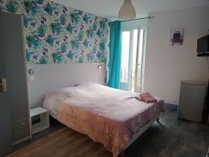 une chambre avec un lit et une fenêtre dans l'établissement L'orée des 3 Rivières, à Is-sur-Tille 11 autres photos