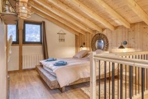 sypialnia z łóżkiem w pokoju z drewnianymi ścianami w obiekcie chalet Louis situé 25 km Chamonix w mieście Saint-Gervais-les-Bains