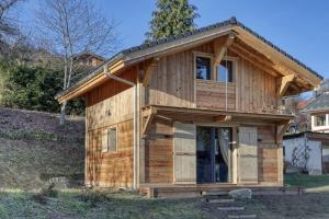 Cette petite maison en bois est mansardée. dans l'établissement chalet Louis situé 25 km Chamonix, à Saint-Gervais-les-Bains