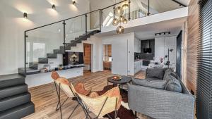 un soggiorno e una cucina con scala in una casa di Hillside VIP Residence by Royal Aparts a Karpacz