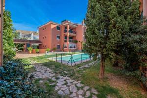 una casa con piscina en un patio en Cabopino, cerca de todo, en Marbella