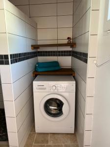 - Lavadora y secadora en una habitación pequeña en Maeva Sunset en Saint-Leu