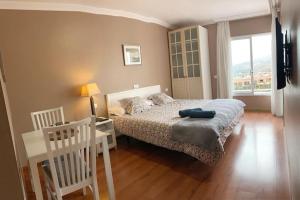 a bedroom with a bed and a large window at D-espacios elevados Quinta in Santa Úrsula