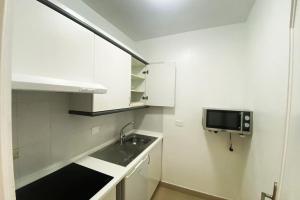 a small kitchen with a sink and a microwave at D-espacios elevados Quinta in Santa Úrsula