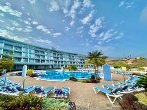 a hotel with lounge chairs and a swimming pool at D-espacios elevados Quinta in Santa Úrsula