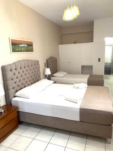 1 dormitorio con 2 camas en una habitación en Chrysa House, en Kamarai