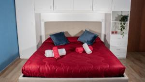 Cama roja con almohadas y manta roja en Blue Loft - Free Parking en Turín