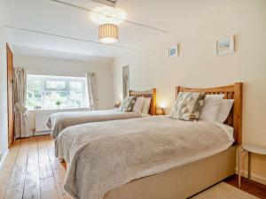 2 camas en un dormitorio con ventana en 2 Bed in Bridport 93342, en Powerstock