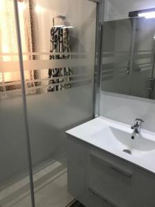 a white bathroom with a sink and a shower at Estupendo Apartamento Mediterráneo in Faro de Cullera