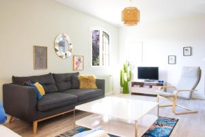 sala de estar con sofá y mesa en La Pergola - Superbe maison au Futuroscope !, en Jaunay-Clan