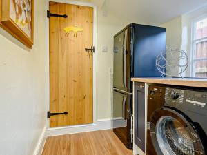 una lavanderia con frigorifero, lavatrice e asciugatrice di 2 Bed in Horncastle 93375 a Belchford