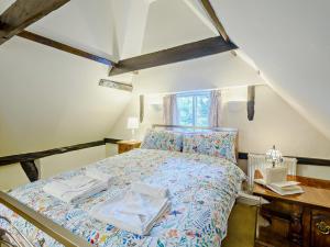una camera con letto e finestra di 2 Bed in Horncastle 93375 a Belchford