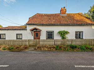 una casa blanca con una valla delante en 2 Bed in Horncastle 93375, en Belchford