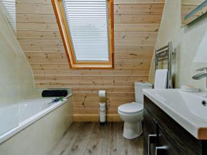 a bathroom with a toilet and a tub and a sink at 2 Bed in Sheinton 93396 in Leighton