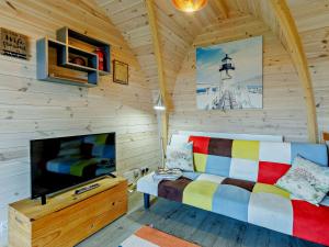 Televisyen dan/atau pusat hiburan di 1 Bed in Sheinton 93395