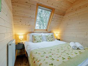 - une chambre avec un lit dans une cabane en bois dans l'établissement 1 Bed in Sheinton 93395, à Leighton