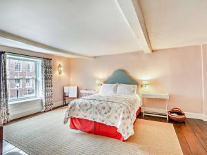 1 dormitorio con 1 cama con cabecero verde y ventana en 6 Bed in Ludlow 93327, en Ludlow
