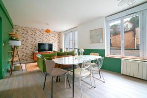 a dining room with a table and chairs at Le Relais Poitevin - Grand T3 proche gare in Poitiers