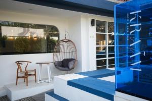 Posezení v ubytování KRAAM Silhouette Hotel and Cafe Phuket