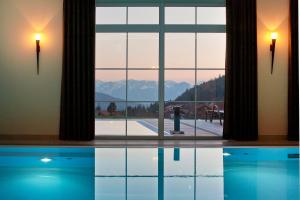Alpin Lodges - Moderne Appartements mit Zugang zu 3000 qm SPA Panoramahotel Oberjoch内部或周边的泳池