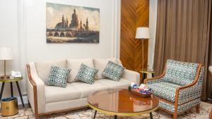 ein Wohnzimmer mit Sofa und Tisch in der Unterkunft Rose Park Apartment hotel in Hafar Al-Batin