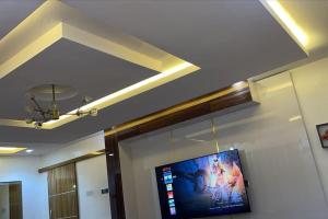 Een TV en/of entertainmentcenter bij Vim 2-BR-Apt With Fast Unlimited Internet & 24HRS Power
