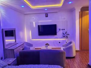 Een TV en/of entertainmentcenter bij Vim 2-BR-Apt With Fast Unlimited Internet & 24HRS Power
